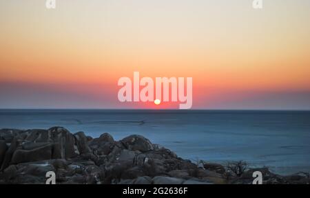 Sonnenaufgang von der Insel Lekhubu aus gesehen, einer Granitfelseninsel in der Sua Pan des Makgadikgadi Pan Netzwerks in Botswana. Stockfoto