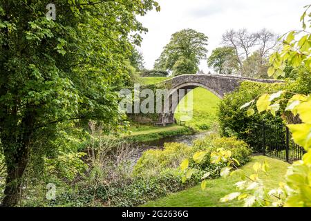 Schottland. Das Bild zeigt die Brücke Brig O Doon, die in Robert Burns Gedichtgeschichte Tam O Shanter zu sehen war, als er vor Angst über die Brücke floh. Stockfoto