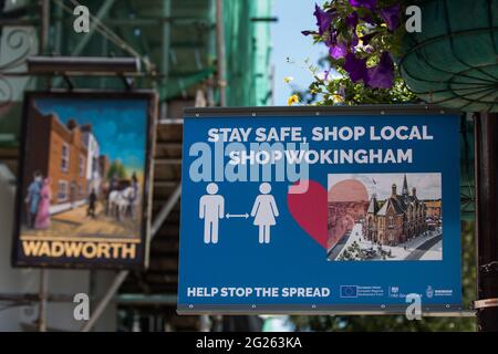 Wokingham, Großbritannien. Juni 2021. Ein Schild rät den Anwohnern, lokale Geschäfte zu nutzen, angesichts der zunehmenden Besorgnis über die Verbreitung der Covid-19 Delta-Variante. In einigen lokalen Postleitzahlen wurden Surge-Tests eingeführt, nachdem eine kleine Anzahl von Fällen der erstmals in Indien identifizierten Delta-Variante im Gebiet Wokingham bestätigt wurde. Kredit: Mark Kerrison/Alamy Live Nachrichten Stockfoto