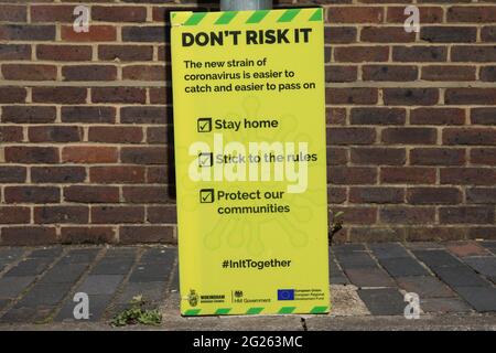 Wokingham, Großbritannien. Juni 2021. Eine öffentliche Informationsanzeige von Covid-19 warnt vor den Gefahren der Delta-Variante angesichts der zunehmenden lokalen Besorgnis hinsichtlich ihrer Ausbreitung. In einigen lokalen Postleitzahlen wurden Surge-Tests eingeführt, nachdem eine kleine Anzahl von Fällen der erstmals in Indien identifizierten Delta-Variante im Gebiet Wokingham bestätigt wurde. Kredit: Mark Kerrison/Alamy Live Nachrichten Stockfoto