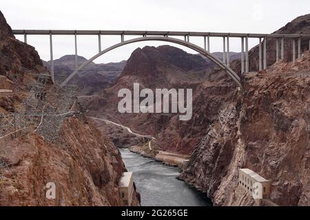 Die Mike O'Callaghan–Pat Tillman Memorial Bridge am Hoover Dam, Sonntag, 7. März 2021, in der Nähe von Boulder City, Nev. Stockfoto