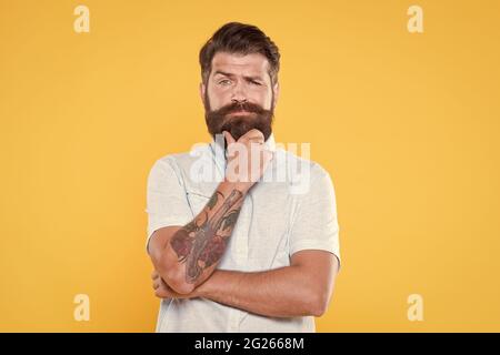 Nur fabelhafte Haare. Zuversichtlich und gut aussehende brutalen Mann. Charismatischen Kerl suchen ernst. Männlichen Friseur Mode. Haar-und Bartpflege. Bärtige Koch in Stockfoto