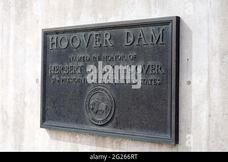 Eine historische Gedenktafel zu Ehren von Präsident Herbert Clark Hoover am Hoover-Staudamm, Sonntag, 7. März 2021, in der Nähe von Boulder City, Nev. Stockfoto