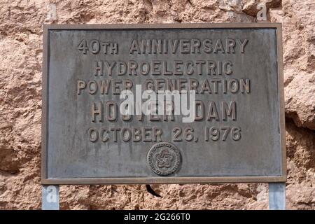 Eine historische Gedenktafel zum 40. Jahrestag am Hoover-Staudamm, Sonntag, 7. März 2021, in der Nähe von Boulder City, Nev. Stockfoto