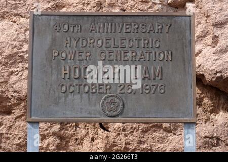 Eine historische Gedenktafel zum 40. Jahrestag am Hoover-Staudamm, Sonntag, 7. März 2021, in der Nähe von Boulder City, Nev. Stockfoto