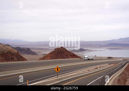 Ein Blick auf Lake Mead vom Robert Mendenhall Aussichtspunkt entlang der Interstate 11, Sonntag, 7. März 2021, in der Nähe von Boulder City, Nev. Stockfoto