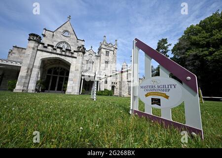 Tarrytown, USA. Juni 2021. Ein Blick auf den Hindernisparcours, der vor dem Lyndhurst Mansion während des Preview-Tages für die 145. Jährliche Westminster Kennel Club Dog Show im Lyndhurst Estate in Tarrytown, NY, am 8. Juni 2021 eingerichtet wurde. Aufgrund der COVID-19-Pandemie wurde der Veranstaltungsort der WKC Dog Show vom Madison Square Garden zum Lyndhurst Estate in Westchester County außerhalb von New York City verlegt. (Foto von Anthony Behar/Sipa USA) Quelle: SIPA USA/Alamy Live News Stockfoto