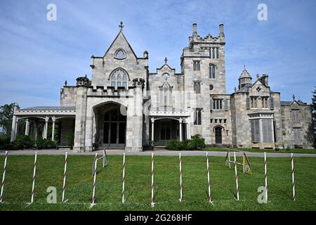 Tarrytown, USA. Juni 2021. Ein Blick auf den Hindernisparcours, der vor dem Lyndhurst Mansion während des Preview-Tages für die 145. Jährliche Westminster Kennel Club Dog Show im Lyndhurst Estate in Tarrytown, NY, am 8. Juni 2021 eingerichtet wurde. Aufgrund der COVID-19-Pandemie wurde der Veranstaltungsort der WKC Dog Show vom Madison Square Garden zum Lyndhurst Estate in Westchester County außerhalb von New York City verlegt. (Foto von Anthony Behar/Sipa USA) Quelle: SIPA USA/Alamy Live News Stockfoto