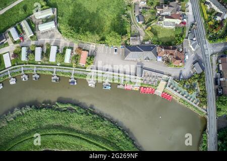 Luftaufnahme von Booten, die auf dem Fluss Arun in Amberley in West Sussex England festgemacht sind. Stockfoto