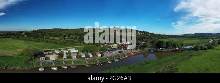 Luftpanorama nach Amberley mit Booten auf dem Fluss Arun und Kreidefelsen im Hintergrund. Stockfoto