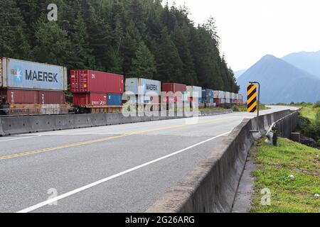 BASALT CREEK, KANADA - 8. AUGUST 2019: Ein Zug transportiert Container voller Gegenstände von der Westküste, British Columbia, Kanada. Stockfoto