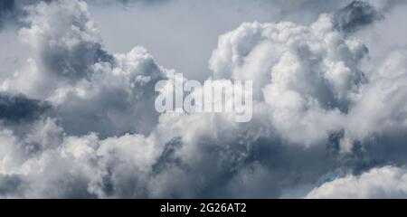 Panorama der Wolkenlandschaft. Extrem dramatischer Himmel vor dem Sturm. Stockfoto