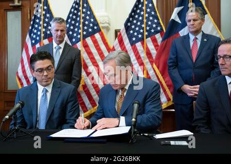 Austin, TX, USA. Juni 2021. Texas Gov. GREG ABBOTT posiert nach der Unterzeichnung von zwei Gesetzesvorlagen zur Stärkung des texanischen Stromnetzes und der Infrastruktur, die als Notfälle auf seiner legislativen Tagesordnung standen. Die Gesetzesvorlagen waren eine Reaktion auf den Wintersturm im Februar, der das texanische Stromnetz fast ausschlug. Links sehen Sie Rep. CHRIS PADDIE, R-Marshall, rechts Senator KELLY HANCOCK, R-North Richland Hills. Quelle: Bob Daemmrich/ZUMA Wire/Alamy Live News Stockfoto