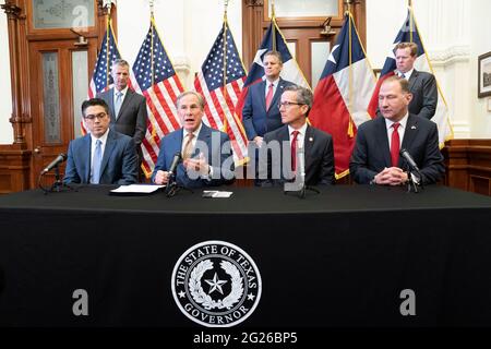 Austin, TX, USA. Juni 2021. Texas Gov. GREG ABBOTT posiert nach der Unterzeichnung von zwei Gesetzesvorlagen zur Stärkung des texanischen Stromnetzes und der Infrastruktur, die als Notfälle auf seiner legislativen Tagesordnung standen. Die Gesetzesvorlagen waren eine Reaktion auf den Wintersturm im Februar, der das texanische Stromnetz fast ausschlug. Links sehen Sie Rep. CHRIS PADDIE, R-Marshall, rechts Senator KELLY HANCOCK, R-North Richland Hills. Quelle: Bob Daemmrich/ZUMA Wire/Alamy Live News Stockfoto