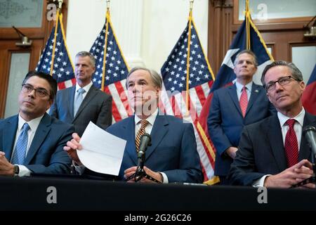 Austin, TX, USA. Juni 2021. Texas Gov. GREG ABBOTT posiert nach der Unterzeichnung von zwei Gesetzesvorlagen zur Stärkung des texanischen Stromnetzes und der Infrastruktur, die als Notfälle auf seiner legislativen Tagesordnung standen. Die Gesetzesvorlagen waren eine Reaktion auf den Wintersturm im Februar, der das texanische Stromnetz fast ausschlug. Links sehen Sie Rep. CHRIS PADDIE, R-Marshall, rechts Senator KELLY HANCOCK, R-North Richland Hills. Quelle: Bob Daemmrich/ZUMA Wire/Alamy Live News Stockfoto