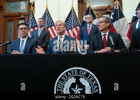 Austin, TX, USA. Juni 2021. Texas Gov. GREG ABBOTT posiert nach der Unterzeichnung von zwei Gesetzesvorlagen zur Stärkung des texanischen Stromnetzes und der Infrastruktur, die als Notfälle auf seiner legislativen Tagesordnung standen. Die Gesetzesvorlagen waren eine Reaktion auf den Wintersturm im Februar, der das texanische Stromnetz fast ausschlug. Links sehen Sie Rep. CHRIS PADDIE, R-Marshall, rechts Senator KELLY HANCOCK, R-North Richland Hills. Quelle: Bob Daemmrich/ZUMA Wire/Alamy Live News Stockfoto