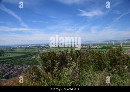 Blick auf den Sandsteinkamm des Helsby Hügels, der den Fluss Mersey, den Grat-Narbenhang und die umgebende Ebenheit der Cheshire-Ebene mit sich bringt. Stockfoto