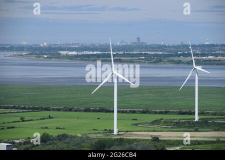 Blick auf den Sandsteinkamm des Helsby Hügels, der den Fluss Mersey, den Grat-Narbenhang und die umgebende Ebenheit der Cheshire-Ebene mit sich bringt. Stockfoto