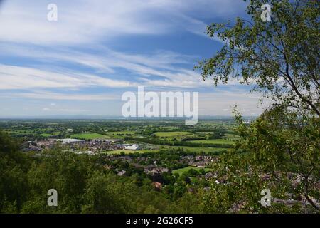 Blick auf den Sandsteinkamm des Helsby Hügels, der den Fluss Mersey, den Grat-Narbenhang und die umgebende Ebenheit der Cheshire-Ebene mit sich bringt. Stockfoto