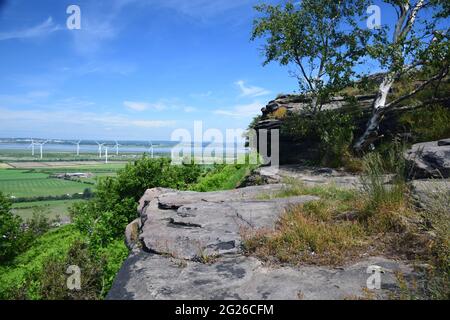 Blick auf den Sandsteinkamm des Helsby Hügels, der den Fluss Mersey, den Grat-Narbenhang und die umgebende Ebenheit der Cheshire-Ebene mit sich bringt. Stockfoto