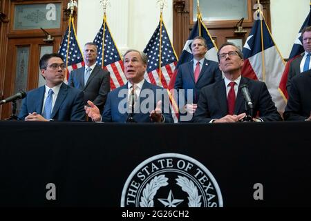 Austin, TX, USA. Juni 2021. Texas Gov. GREG ABBOTT posiert nach der Unterzeichnung von zwei Gesetzesvorlagen zur Stärkung des texanischen Stromnetzes und der Infrastruktur, die als Notfälle auf seiner legislativen Tagesordnung standen. Die Gesetzesvorlagen waren eine Reaktion auf den Wintersturm im Februar, der das texanische Stromnetz fast ausschlug. Links sehen Sie Rep. CHRIS PADDIE, R-Marshall, rechts Senator KELLY HANCOCK, R-North Richland Hills. Quelle: Bob Daemmrich/ZUMA Wire/Alamy Live News Stockfoto