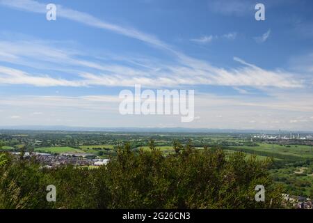 Blick auf den Sandsteinkamm des Helsby Hügels, der den Fluss Mersey, den Grat-Narbenhang und die umgebende Ebenheit der Cheshire-Ebene mit sich bringt. Stockfoto