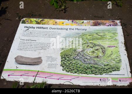 Blick auf den Sandsteinkamm des Helsby Hügels, der den Fluss Mersey, den Grat-Narbenhang und die umgebende Ebenheit der Cheshire-Ebene mit sich bringt. Stockfoto