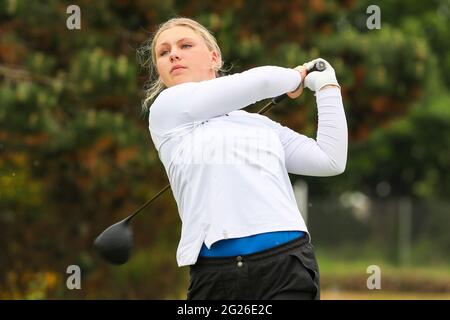 Troon, Großbritannien. Juni 2021. MADELINE SMITH vertritt Norwood Park, England, als er während der Amateur-Golf-Meisterschaft der Frauen am 15. In Barassie Links, Troon, teilnimmt, organisiert von The R und A. Quelle: Findlay/Alamy Live News Stockfoto