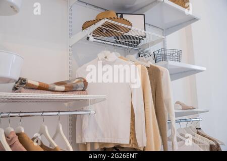 Innenbereich des Showroom mit stilvoller Kleidung und Accessoires Stockfoto