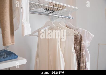 Innenbereich des Showroom mit stilvoller Kleidung und Accessoires Stockfoto