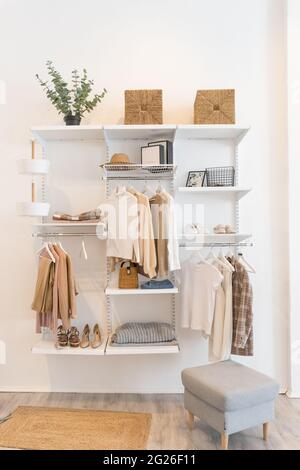 Innenbereich des Showroom mit stilvoller Kleidung und Accessoires Stockfoto