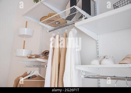 Innenbereich des Showroom mit stilvoller Kleidung und Accessoires Stockfoto