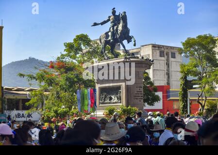 San Salvador, El Salvador. Juni 2021. Während der Demonstration versammeln sich Demonstranten auf dem gerardo Barrios plaza. Mitglieder von Kirchen und sozialen Bewegungen gingen auf die Straße, um für die Umwelt zu protestieren, der salvadorianische Kongress archivierte Hunderte von Schutzgesetzen, darunter mehrere Vorschläge für die Umwelt, darunter Wasser als Menschenrecht. Kredit: SOPA Images Limited/Alamy Live Nachrichten Stockfoto