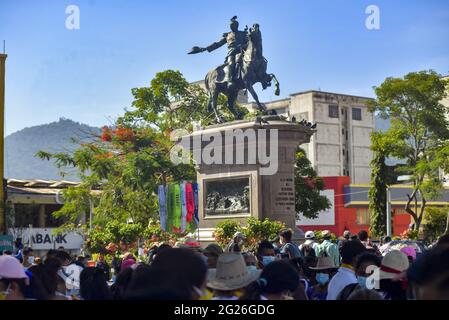 San Salvador, El Salvador. Juni 2021. Während der Demonstration versammeln sich Demonstranten auf dem gerardo Barrios plaza. Mitglieder von Kirchen und sozialen Bewegungen gingen auf die Straße, um für die Umwelt zu protestieren, der salvadorianische Kongress archivierte Hunderte von Schutzgesetzen, darunter mehrere Vorschläge für die Umwelt, darunter Wasser als Menschenrecht. (Foto von Camilo Freedman/SOPA Images/Sipa USA) Quelle: SIPA USA/Alamy Live News Stockfoto