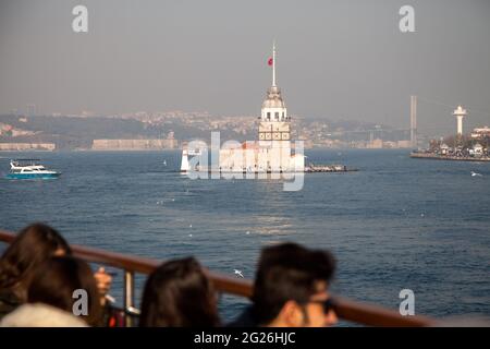 Istanbul, Türkei - 12-03-2017:Maiden's Tower Blick von der Fähre Stockfoto