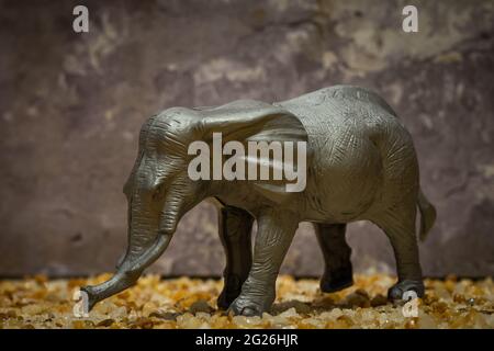 Spielzeug Elefant auf steinigem Hintergrund Stockfoto