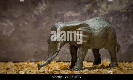 Spielzeug Elefant auf steinigem Hintergrund Stockfoto