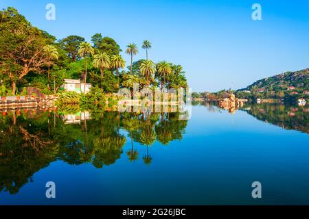 Mount Abu und Nakki See mit Panoramablick. Mount Abu ist eine Bergstation im Bundesstaat Rajasthan in Indien. Stockfoto