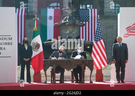 Mexiko-Stadt, Mexiko-Stadt. Juni 2021. Die US-Vizepräsidentin Kamala Harris und der mexikanische Präsident Andres Manuel Lopez Obrador sehen sich als US-Affäre an, als John Creamer und der mexikanische Außenminister Marcelo Ebrard Casaubon am 8. Juni 2021 im Nationalpalast in Mexiko-Stadt, Mexiko, eine Vereinbarung unterzeichnen. Quelle: Planetpix/Alamy Live News Stockfoto