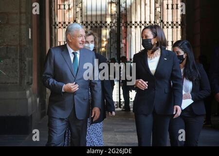 Mexiko-Stadt, Mexiko-Stadt. Juni 2021. US-Vizepräsident Kamala Harris und der mexikanische Präsident Andres Manuel Lopez Obrador besuchen den Nationalpalast während der Ankunftszeremonien am 8. Juni 2021 in Mexiko-Stadt, Mexiko. Quelle: Planetpix/Alamy Live News Stockfoto