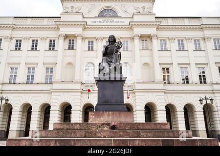 Warschau, Polen, 15. Nov 2018: Nicolaus Copernicus Denkmal vor dem Staszic Palast, Sitz der Polnischen Akademie der Wissenschaften Stockfoto