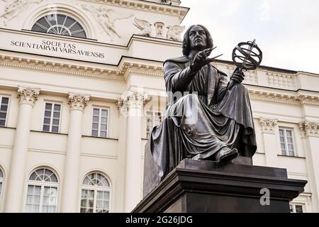 Warschau, Polen, 15. Nov 2018: Nicolaus Copernicus Denkmal vor dem Staszic Palast, Sitz der Polnischen Akademie der Wissenschaften Stockfoto