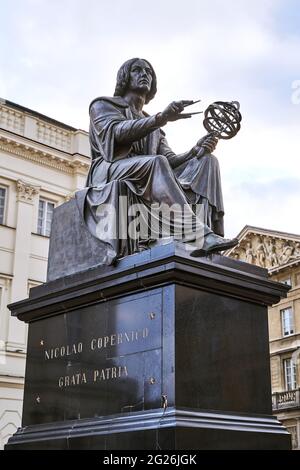 Warschau, Polen, 15. Nov 2018: Nicolaus Copernicus Denkmal vor dem Staszic Palast, Sitz der Polnischen Akademie der Wissenschaften Stockfoto