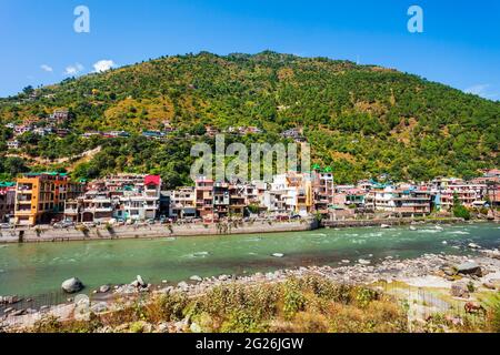 Beas River in der Nähe der Stadt Kullu Panoramalandschaft, Kullu Tal im Himachal Pradesh Bundesstaat in Indien Stockfoto