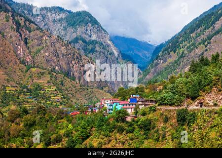 Malerische Landschaft Panoramaaussicht auf die bewaldeten Himalaya-Berge, Himachal Pradesh Bundesstaat in Indien Stockfoto