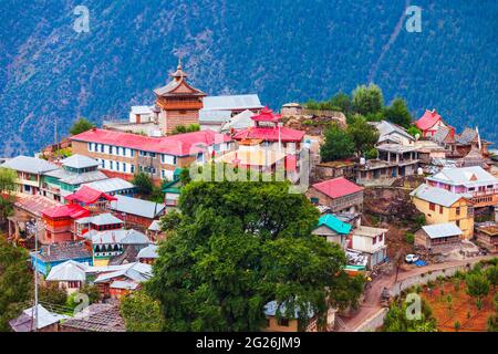 Maa Chandika Devi Ji Kila Temple Panoramablick in Kalpa. Kalpa ist eine Stadt im Sutlej-Flusstal, Himachal Pradesh in Indien Stockfoto