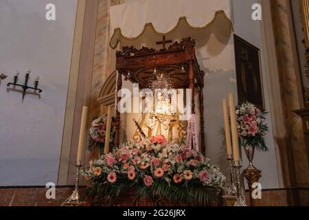 Cazorla, Jaen, Spanien - 18. Mai 2021: Bild der Virgen de la Cabeza, schutzpatronin der Stadt Cazorla, im Inneren der Parroquia de Santa Maria (Chur Stockfoto