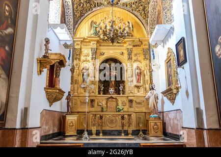 Cazorla, Jaen, Spanien - 18. Mai 2021: Hauptaltar des parrish von Santa Maria (Kirche von San Jose) mit dem Bild der Virgen de la Cabeza, Schutzpatronin Stockfoto