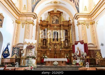 Cazorla, Jaen, Spanien - 18. Mai 2021: Hauptaltar des parrish von Santa Maria (Kirche von San Jose) mit dem Bild der Virgen de la Cabeza, Schutzpatronin Stockfoto