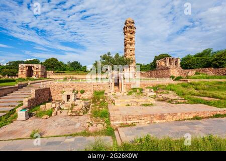 Vijaya oder Vijay Stambha Means Tower of Victory ist ein Denkmalturm in Chittor Fort in Chittorgarh, Rajasthan, Bundesstaat Indien Stockfoto